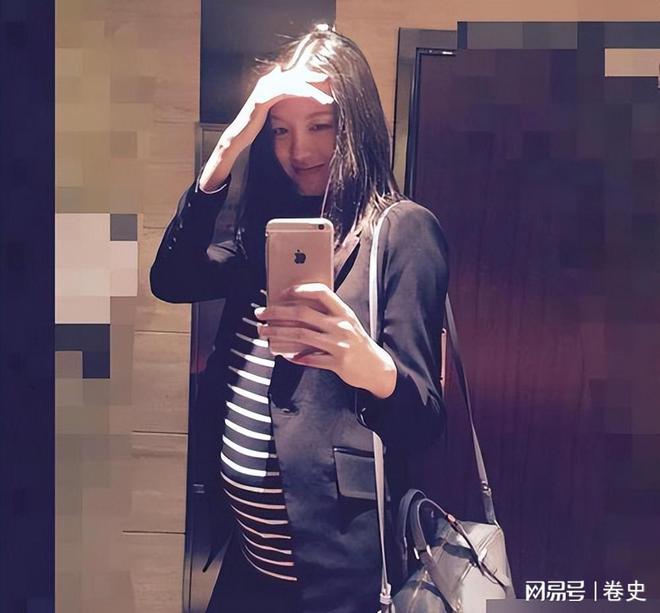 门怀孕6个月上春晚站C位真人生赢家AG旗舰厅艳压奚梦瑶拒嫁30亿豪(图11)
