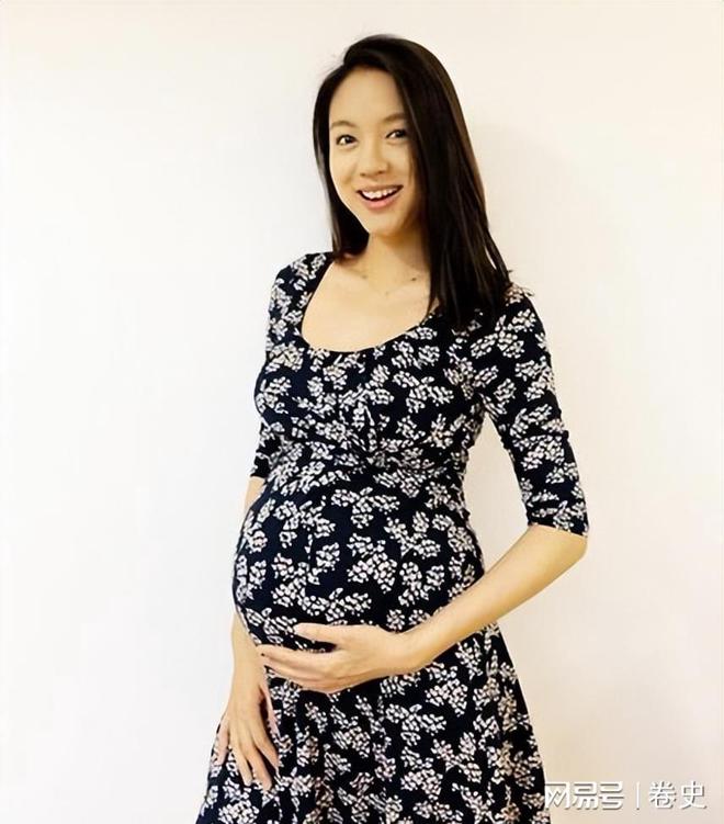 门怀孕6个月上春晚站C位真人生赢家AG旗舰厅艳压奚梦瑶拒嫁30亿豪(图7)