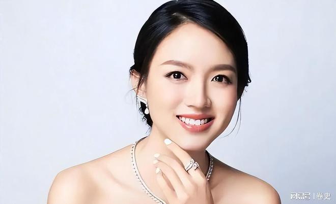 门怀孕6个月上春晚站C位真人生赢家AG旗舰厅艳压奚梦瑶拒嫁30亿豪(图19)