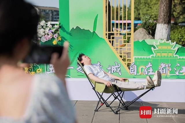 游客沉浸式互动 解锁新玩法AG旗舰厅平台五一趣游都江堰(图3)