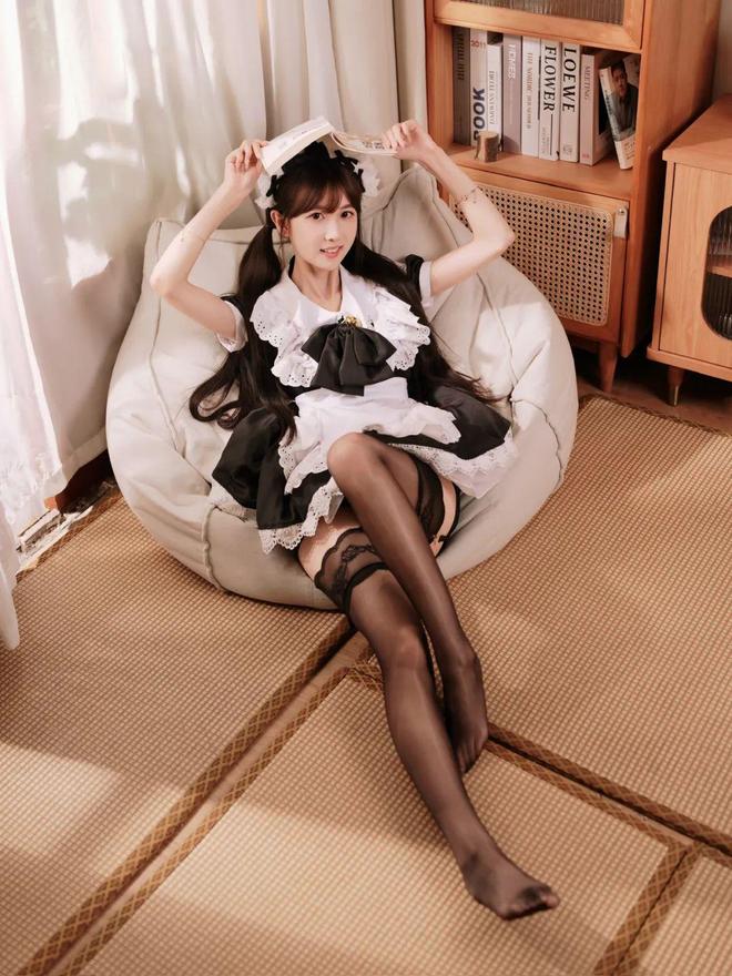 亮气质又俏皮可爱甜美又慵懒元气满满AG旗舰厅网站居家女仆风写真拍照漂(图4)