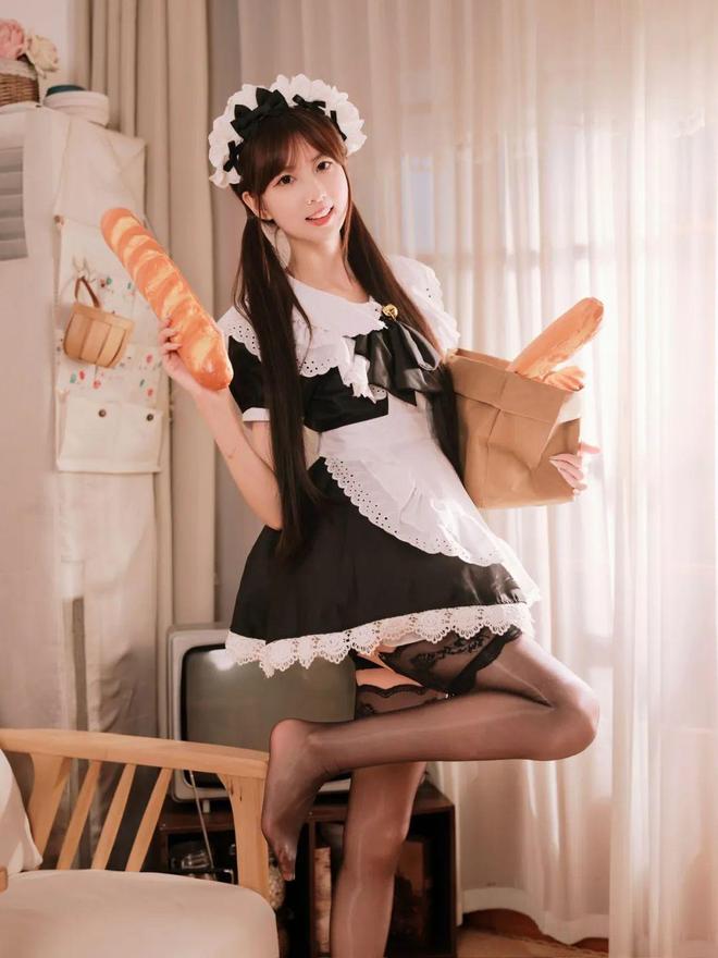 亮气质又俏皮可爱甜美又慵懒元气满满AG旗舰厅网站居家女仆风写真拍照漂(图11)